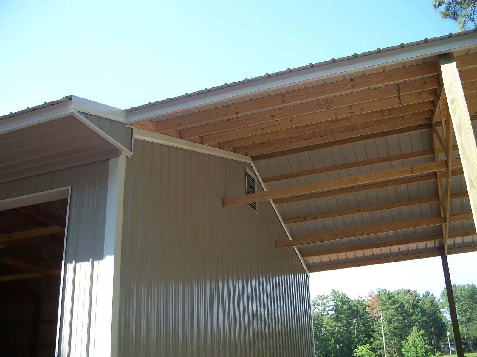 Custom pole building with a covered roof extension, built by Hoover Buildings in Lexington, SC